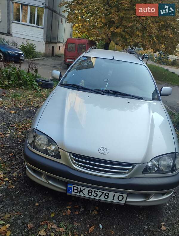 2001 toyota avensis