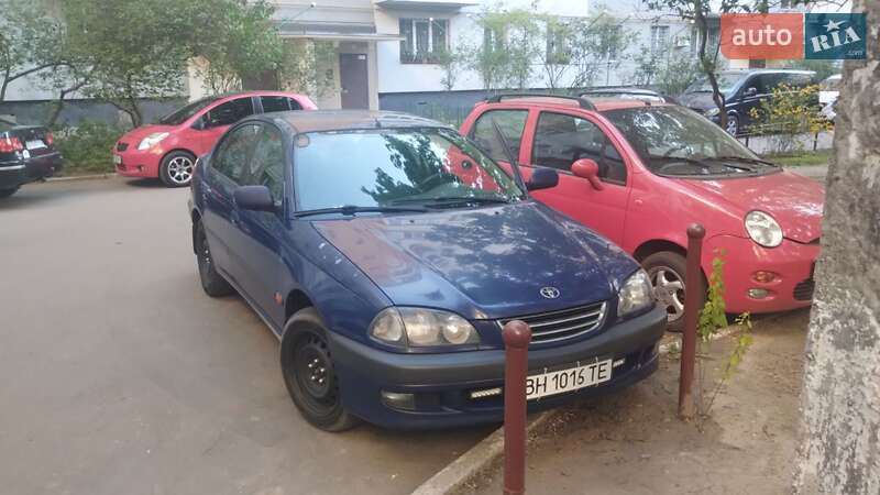 2000 toyota avensis