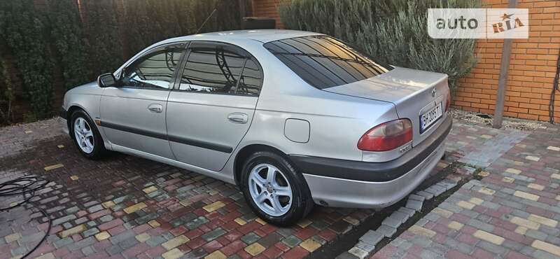 2001 toyota avensis