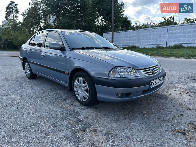 2001 toyota avensis