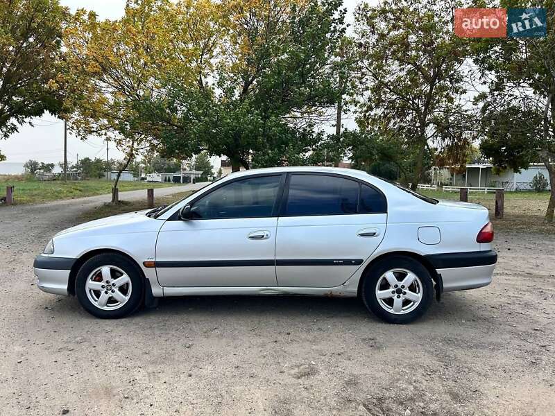 2001 toyota avensis