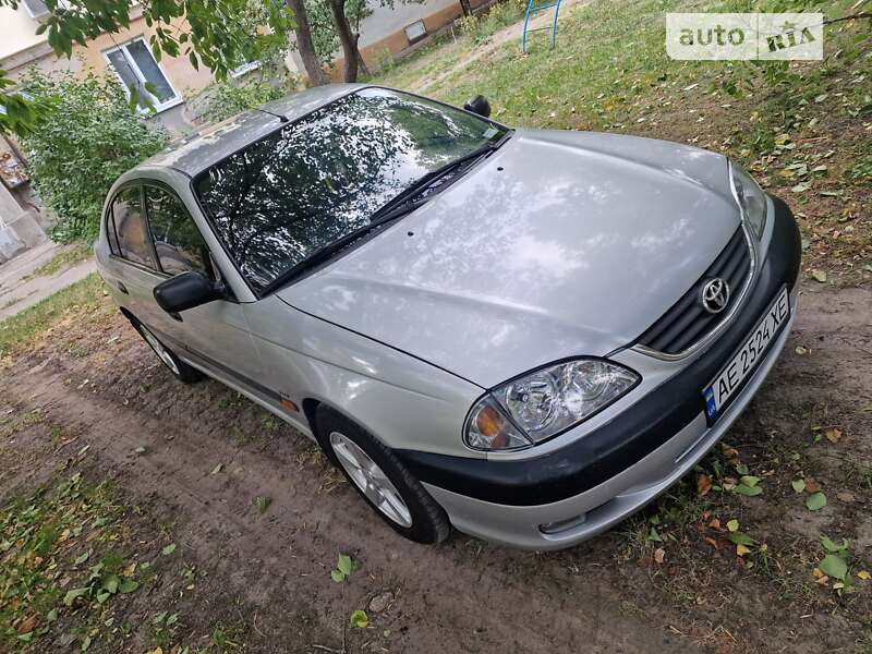 2002 toyota avensis