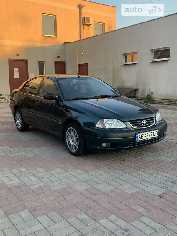 2002 toyota avensis
