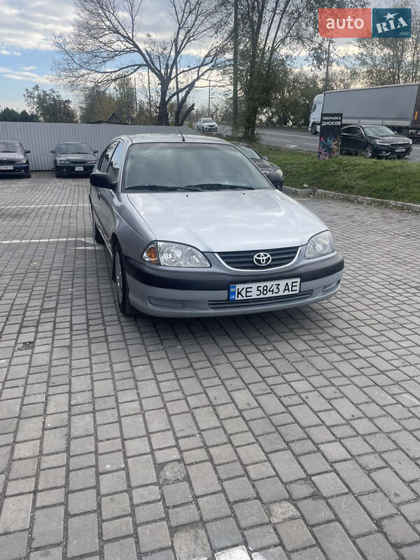 2002 toyota avensis