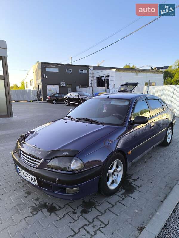 1999 toyota avensis