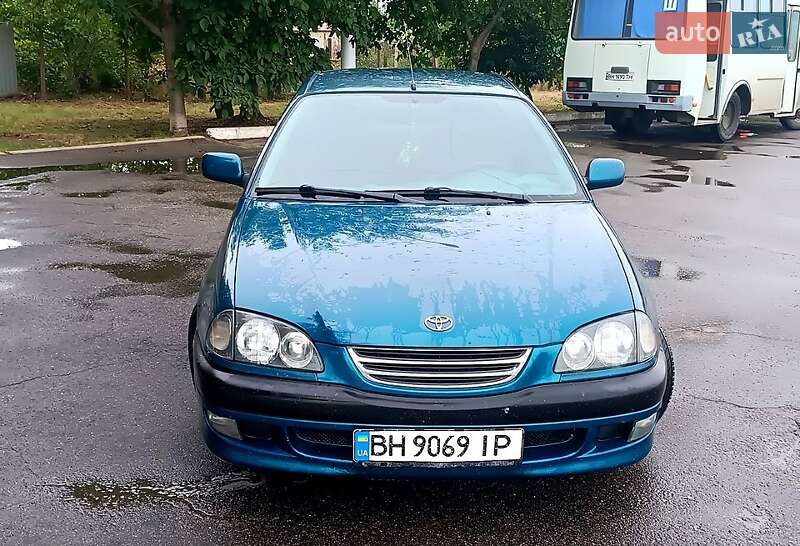1999 toyota avensis