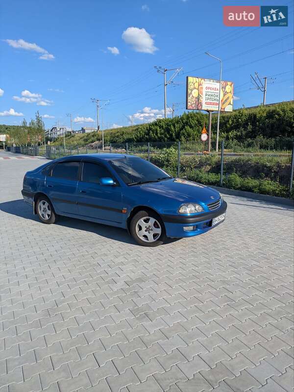 1999 toyota avensis