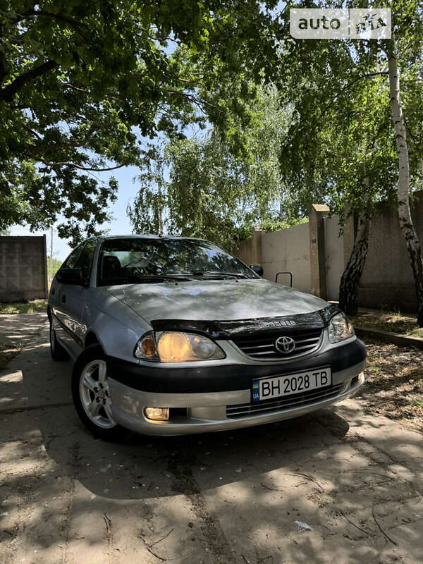 2002 toyota avensis
