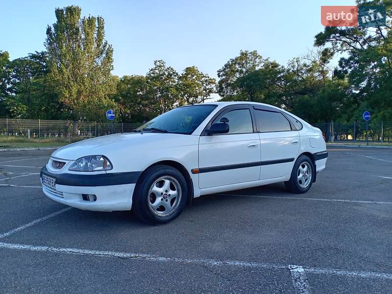 2002 toyota avensis