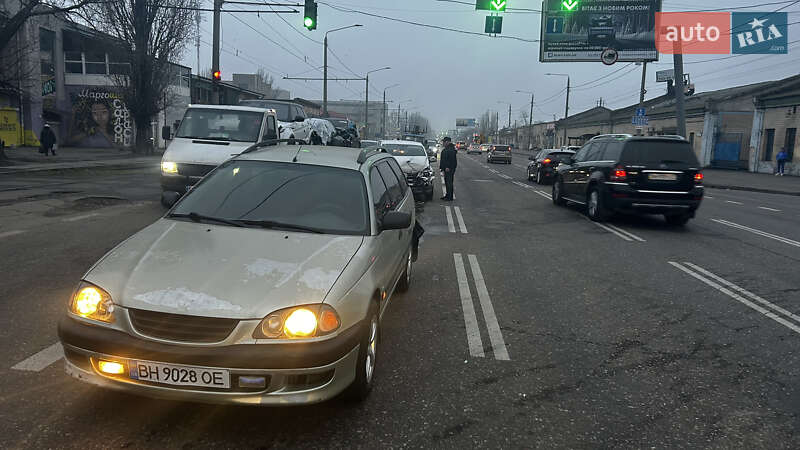 1999 toyota avensis