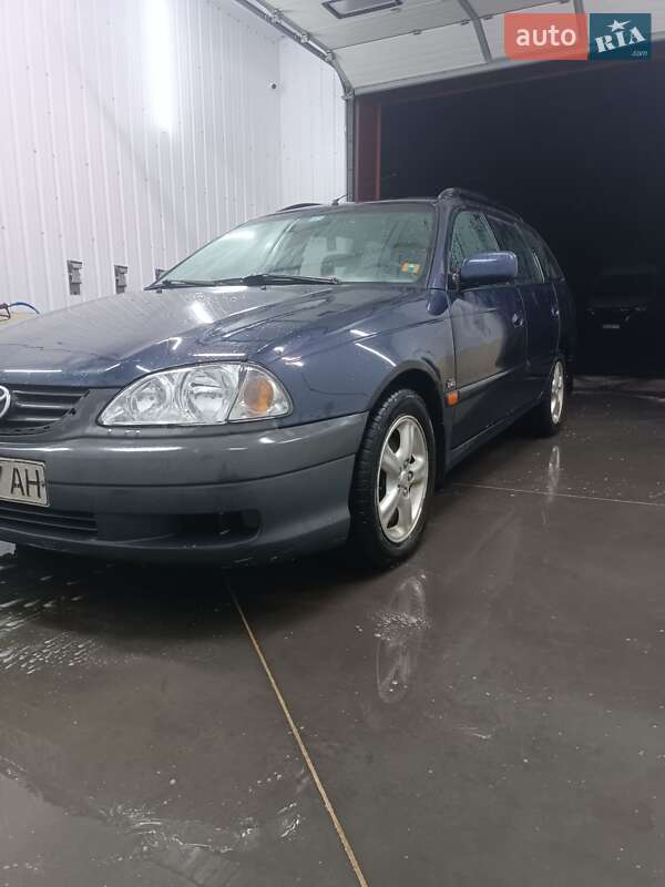2000 toyota avensis