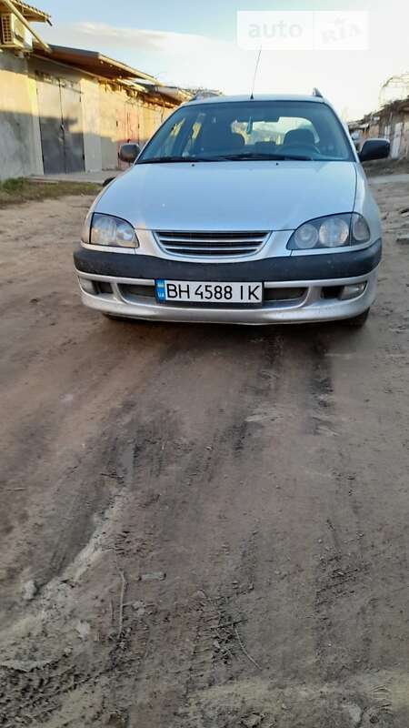 2000 toyota avensis