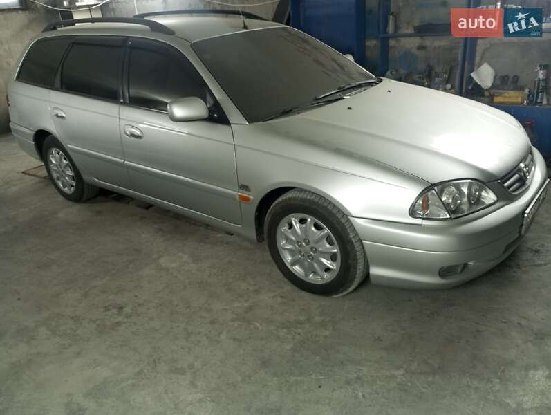 2002 toyota avensis