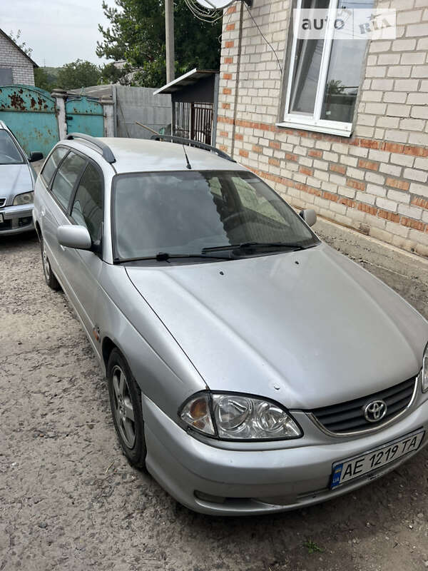 2002 toyota avensis