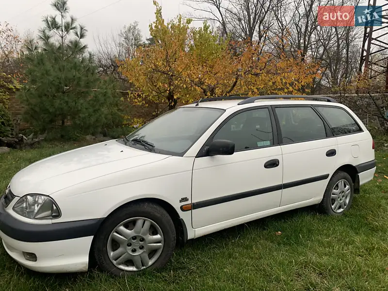 2002 toyota avensis