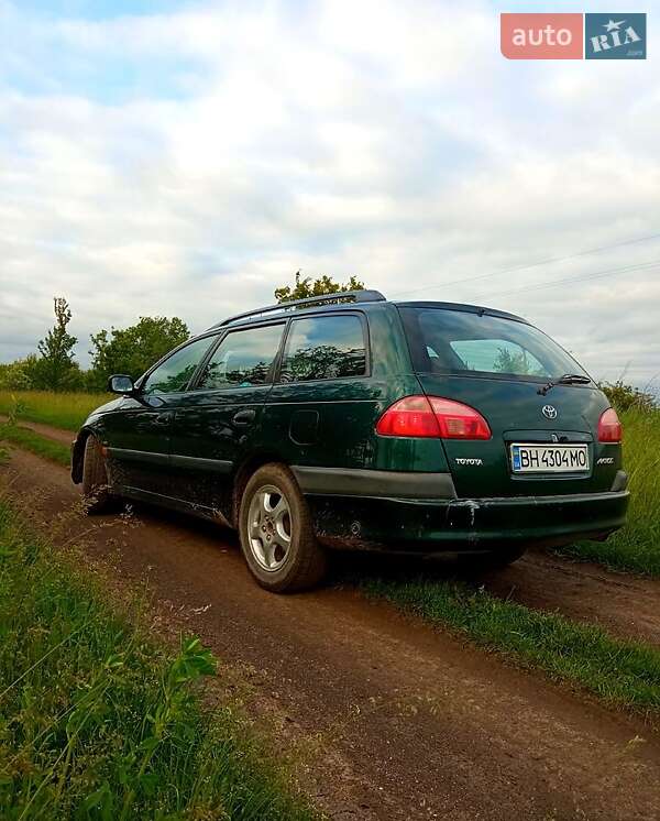 2002 toyota avensis