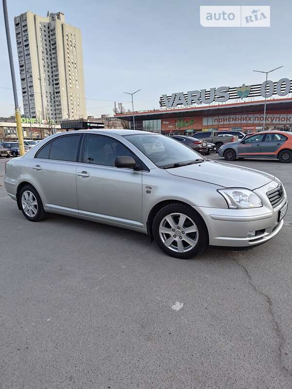 2005 toyota avensis