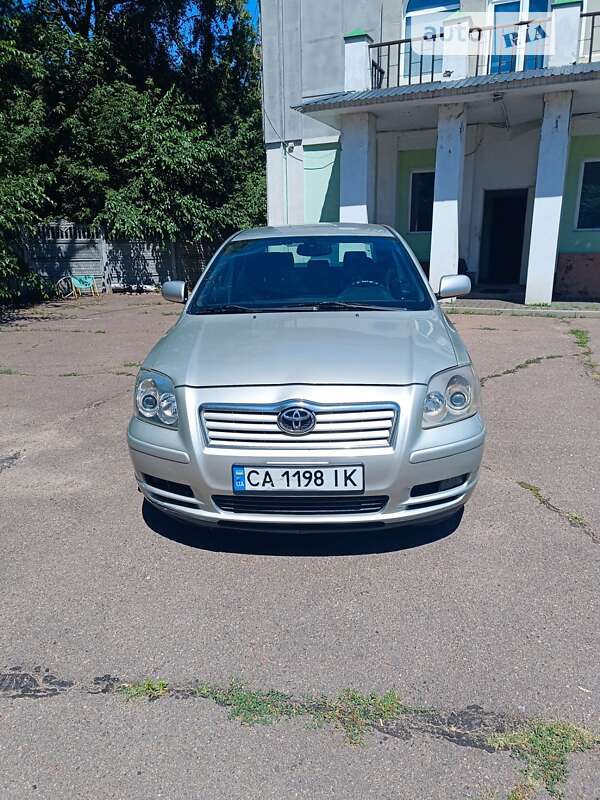 2005 toyota avensis