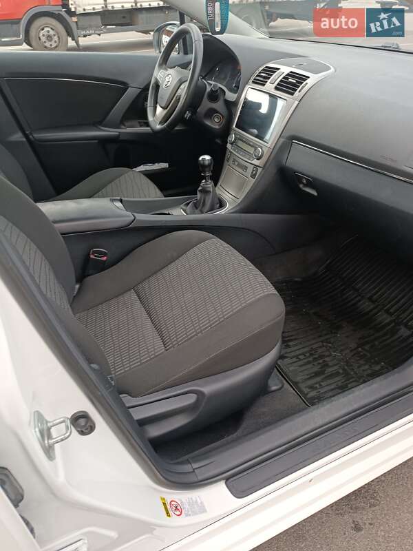 2010 toyota avensis