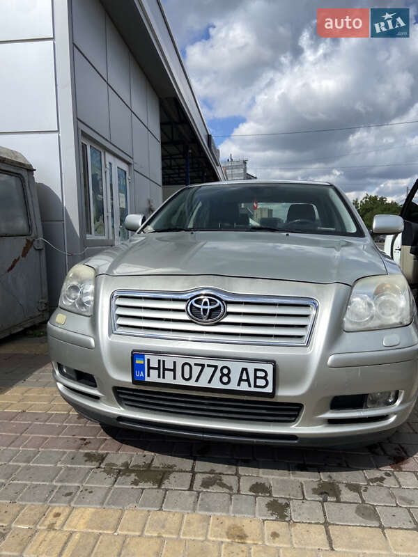 2005 toyota avensis