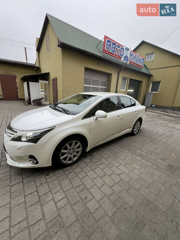 2013 toyota avensis