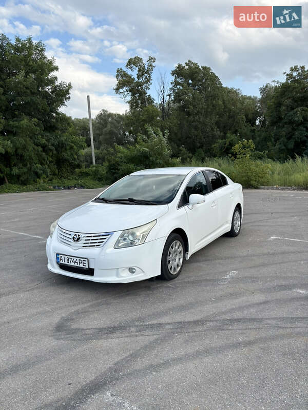 2010 toyota avensis