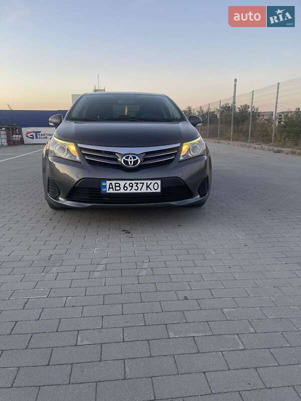 2012 toyota avensis