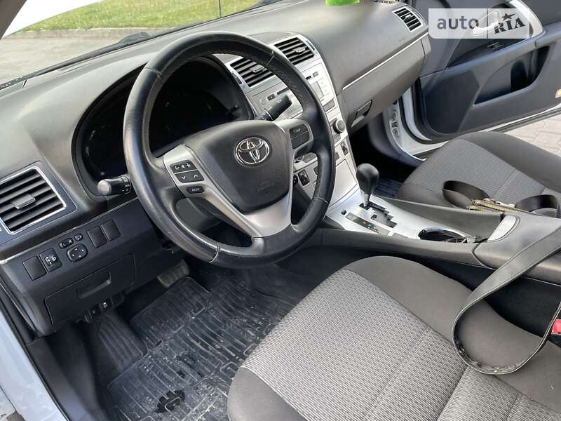 2012 toyota avensis