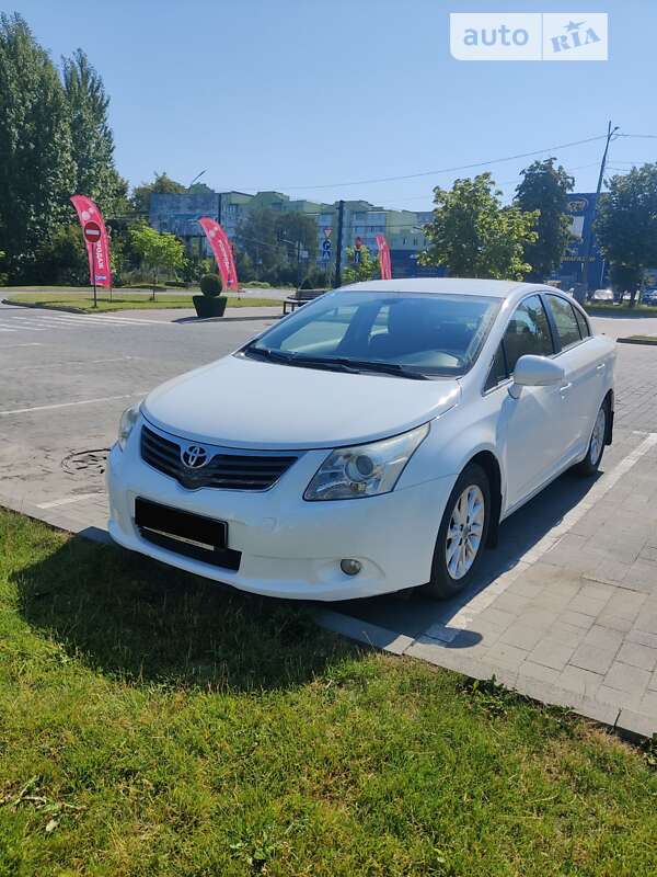 2010 toyota avensis