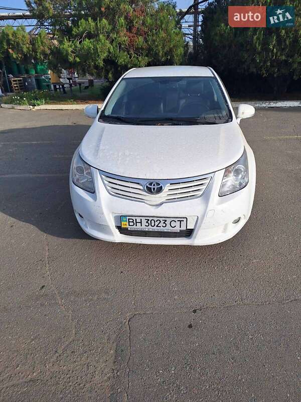 2010 toyota avensis