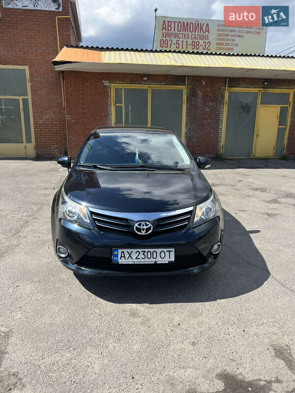 2012 toyota avensis