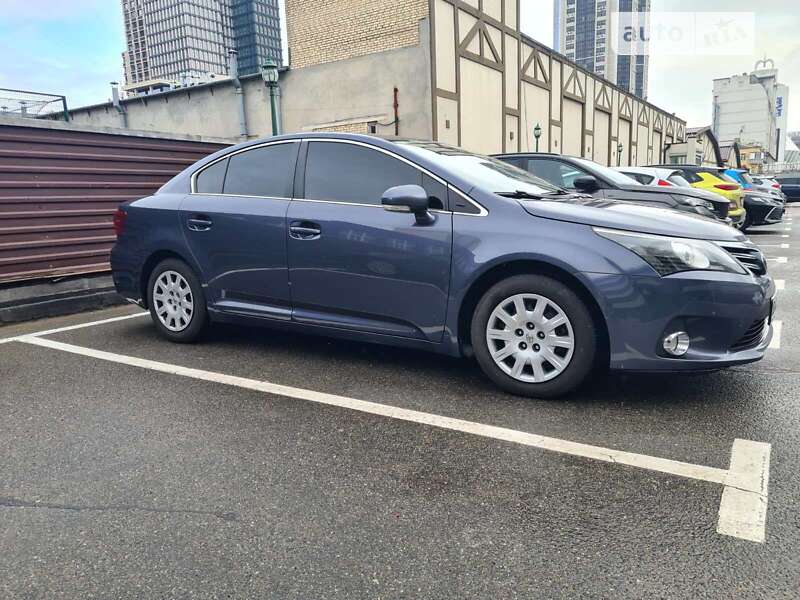2012 toyota avensis