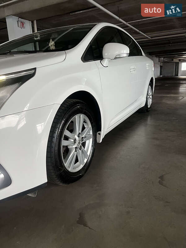 2012 toyota avensis