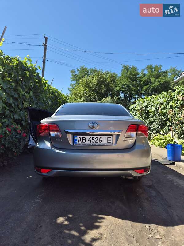 2012 toyota avensis