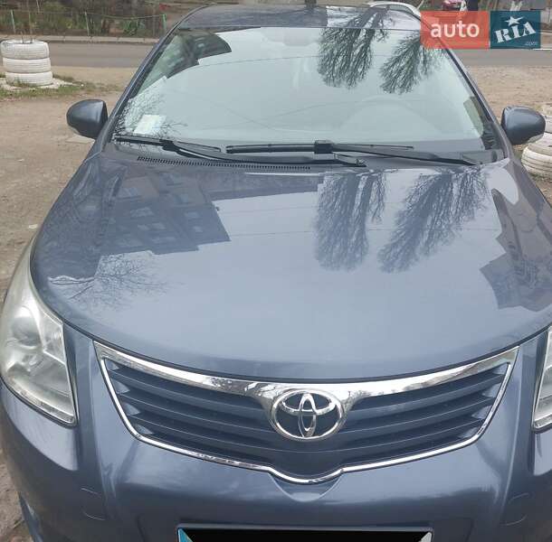 2010 toyota avensis