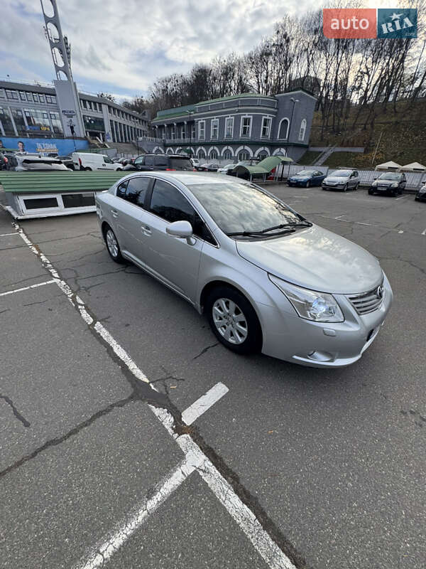 2012 toyota avensis
