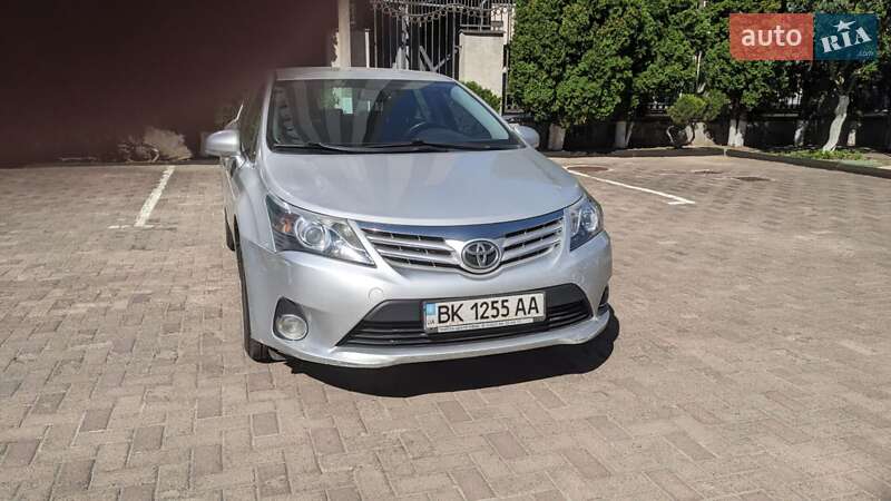 2012 toyota avensis