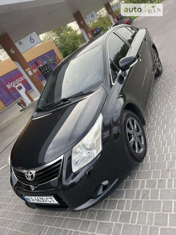 2012 toyota avensis