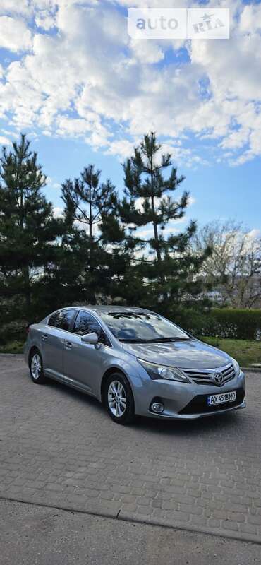 2012 toyota avensis