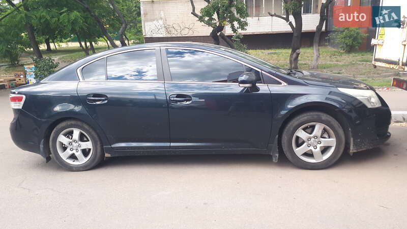 2010 toyota avensis