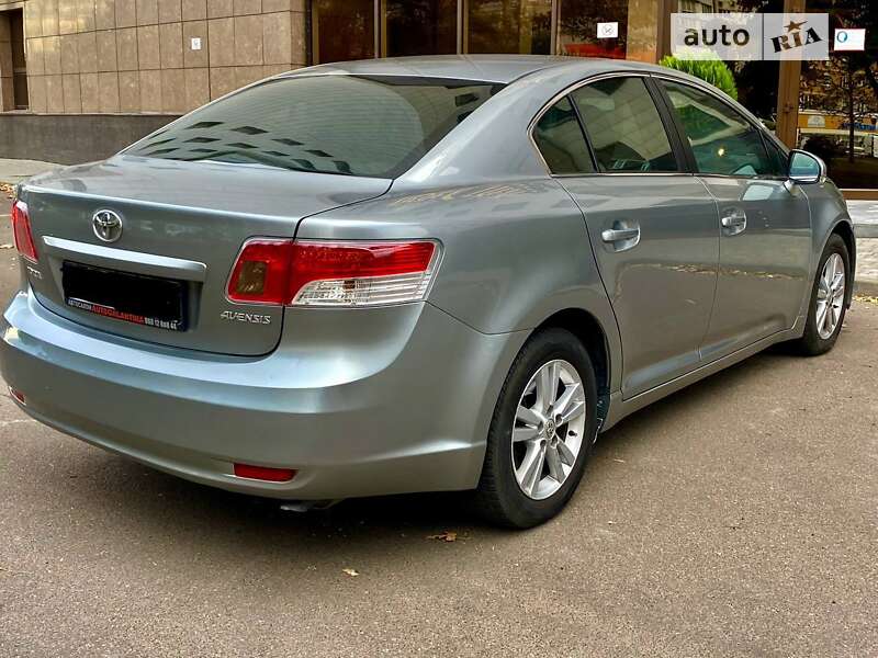 2011 toyota avensis