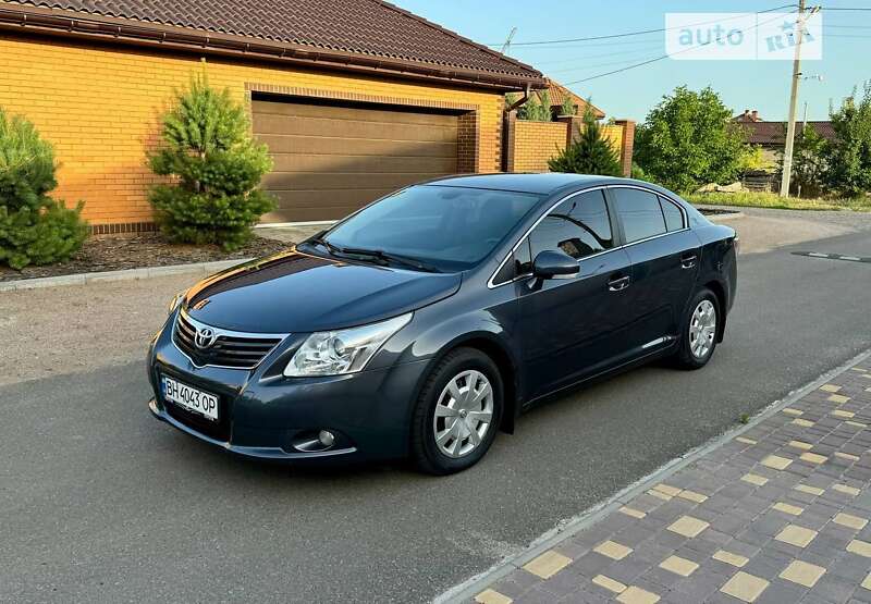 2010 toyota avensis