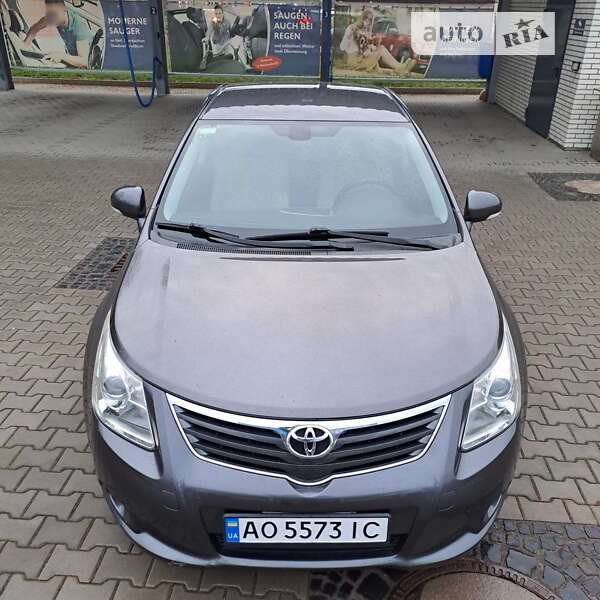 2010 toyota avensis