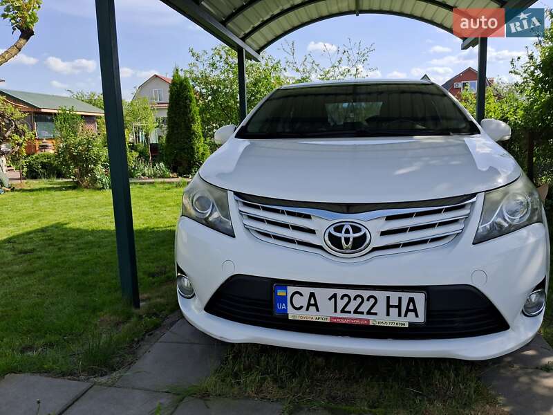 2012 toyota avensis