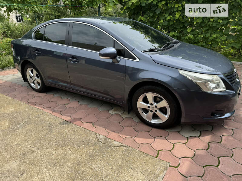 2010 toyota avensis