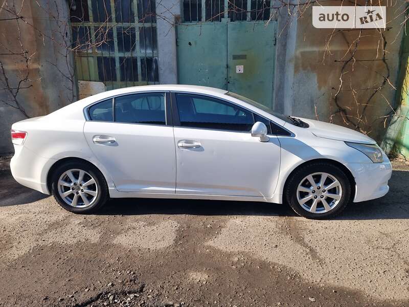 2012 toyota avensis
