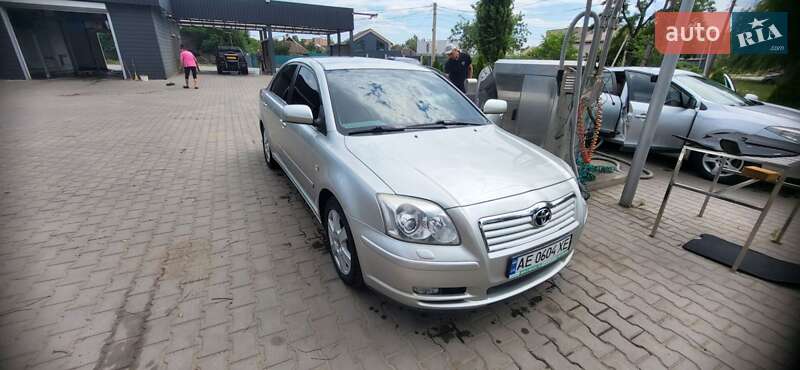 2003 toyota avensis