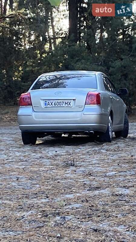 2003 toyota avensis
