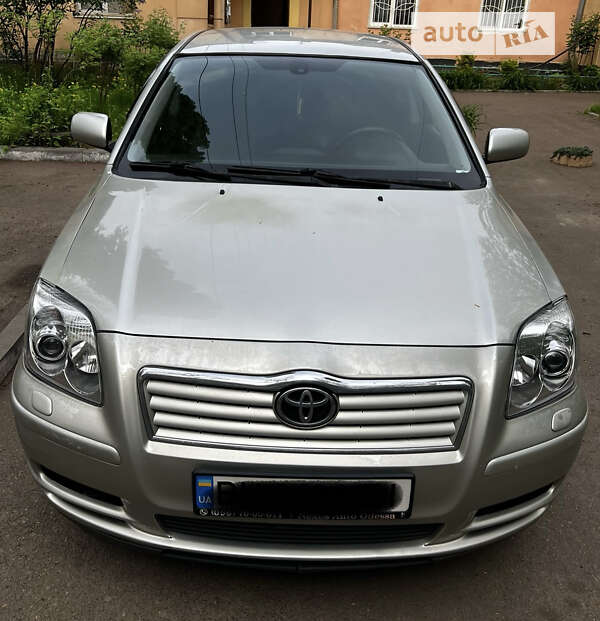 2004 toyota avensis