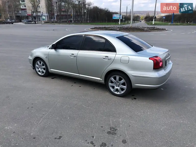 2003 toyota avensis